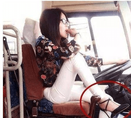 遇到穿着这样的妹子开车，我真是心惊胆战啊