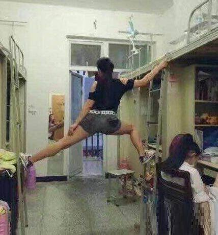 妹子看你在外边挺矜持的,怎么一回宿舍就原形毕露了呢