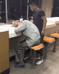 大爷这是有多困?等饭的时间都能睡着了。