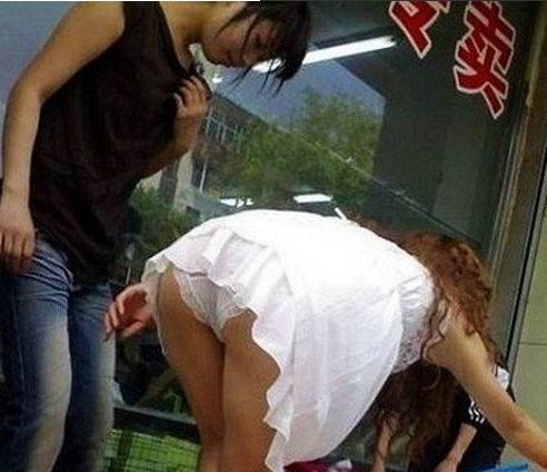 妹子，穿这么短还敢这样摆