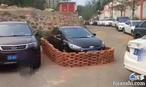 大哥，你可真会找地方停车啊，现在是不是尴尬了