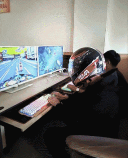 旁边的兄弟一脸懵逼，从没见过这么玩游戏的