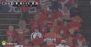 近日，日本乙组职业足球联赛赛场，观众拍到尴尬一幕，因球赛没有观众，自尊心超强的日本人在现场摆了许多纸板假人