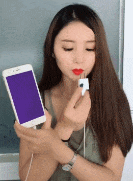 妹子是在给手机充电吗？你是带电体？