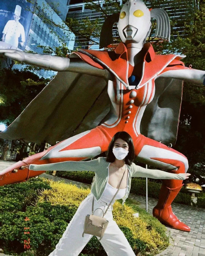 她比你大，但你又比她大