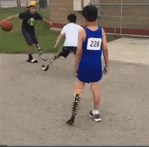 看到他们有没有觉得我们已经很幸福了？