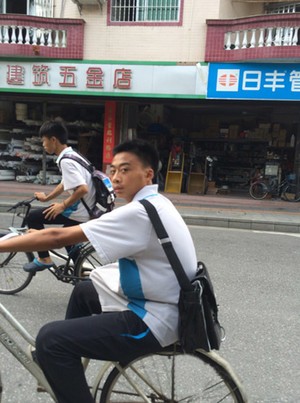 骚年，大白天的你裤子了藏的啥东西！