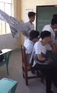 哥们儿你这是和窗帘过不去了吗？看起来不太聪明的样子。