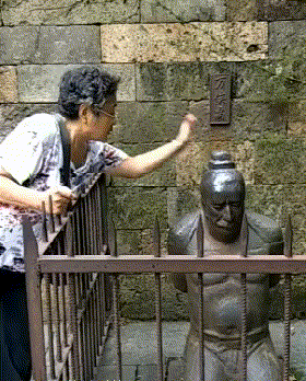 虽然说打他自己手也会疼，但是必须打