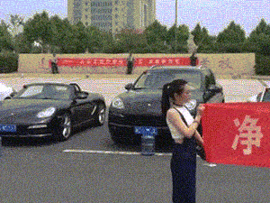 这些豪车放个桶装水是干嘛？送水的？