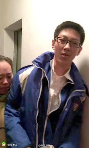 初三男生被困电梯5小时，淡定递纸条求救还在电梯写完作业