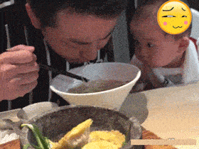 小朋友的眼神很是明显，就是想让你给一口吃的呢