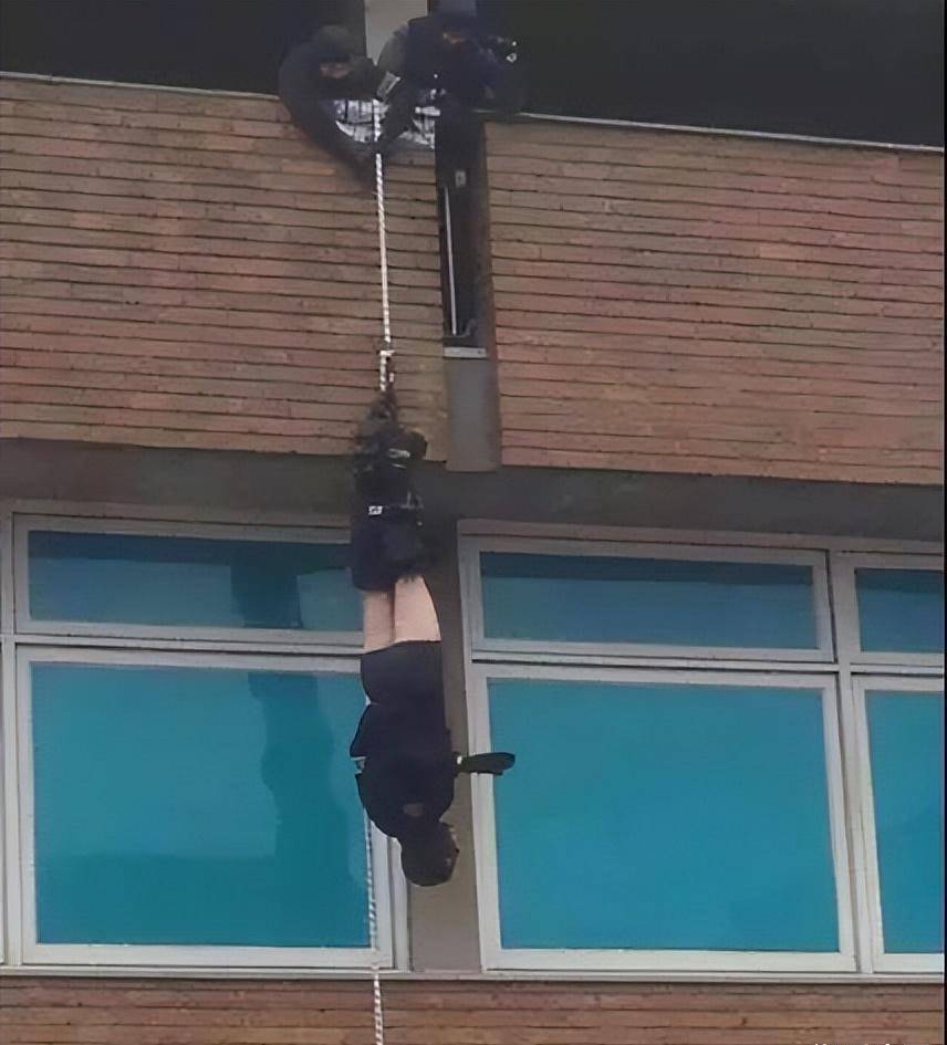 在生活中遇到的事情，有时候并不是，向着我们想的方向发展！就像这兄弟，解救人质的时候，裤子掉了！这下尴尬，下还是不下去？哈哈哈