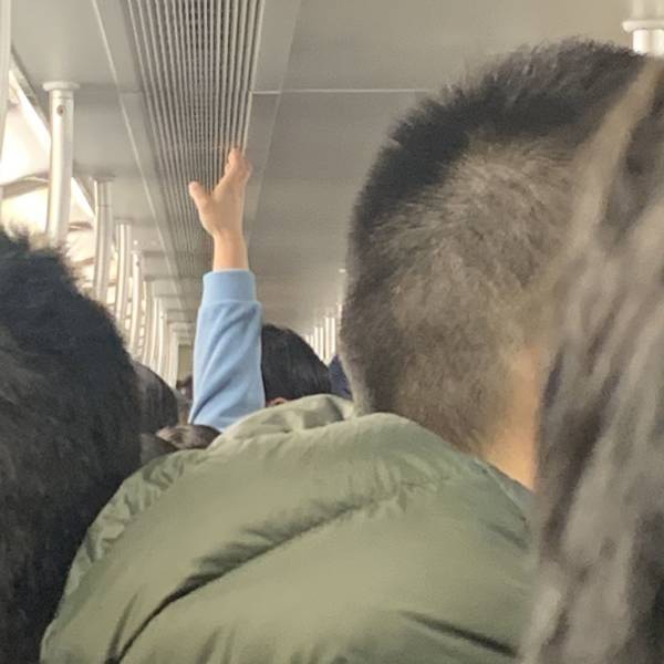 坐过了5站了，还没弄下来