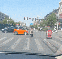 走出了六亲不认的步伐！哈哈哈