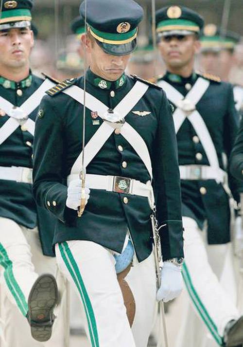 不是哥故意的，实在是裤子质量不行