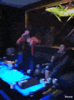 女神经的日常，旁边的哥们一脸束手无措