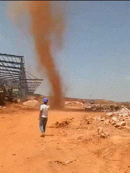 工地上惊现龙卷风
