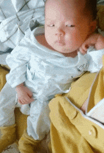 小朋友是在吹泡泡吗，嘟着小嘴真可爱。哈哈哈