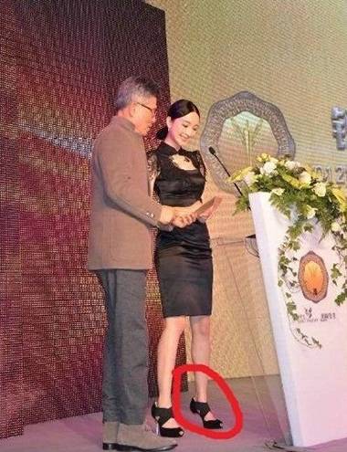 鞋跟都没了，好淡定