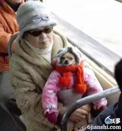 看到老人抱小孩好心让座，起来后结果。。。