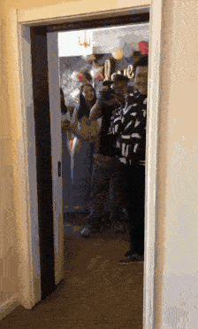 新郎你就拿这点红包来打发，今天有我在守门你就别想踏进新娘房间半步哈