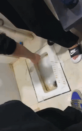 EDG获得S11冠军后，某宿舍发生了让人震惊的一幕