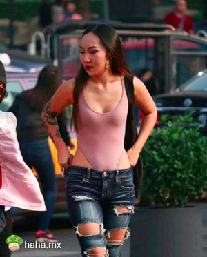 妹子的裤子很潮流啊!