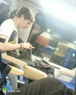 一网友在开往柏林的车上，碰到一位小哥，居然在...打毛线...这种暖男，你说收不收！