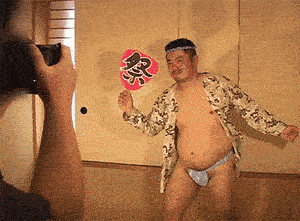 模特摆拍真是辛苦的工作 为了给商家拍个兜裆布商品图真不易