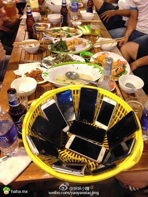 谁的手机先响，谁买单。