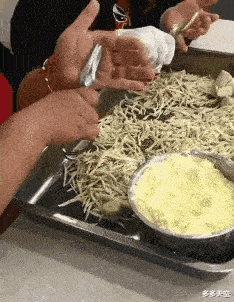 这是什么操作呢？在剪手皮吗？我是没看明白，来个专业人士解答下！