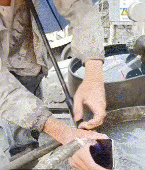 我的手机能防水,你们的可以吗?