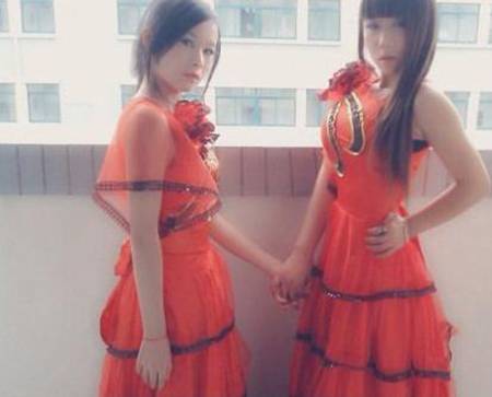 右边的妹子好像哪里不对