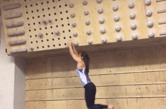 妹子的的臂力好惊人，男的都不一定做得到