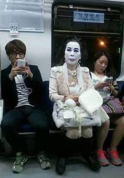 大姐你脸上的粉有多厚啊