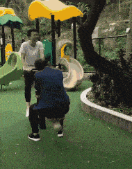 和女友玩跷跷板，场面一度十分尴尬