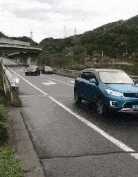 远远一看我还以为是个漂移高手，谁知近近一看，原来车主是个开车能手