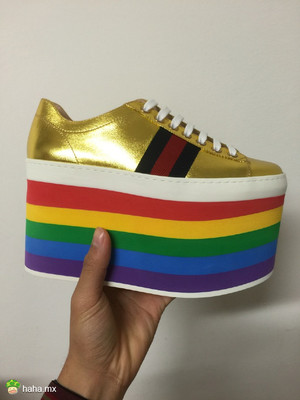 我的意中人是个盖世英雄, 有一天他会踏着七色云彩来娶我。