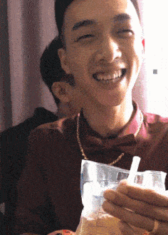 真替新郎感到淡淡的忧伤,看看这啤酒喝的,多么无奈啊