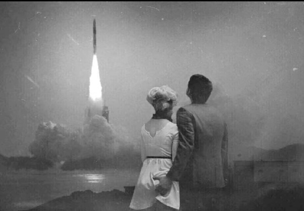 第一次现场观看火箭发射的杰克，紧张的用手紧紧地攥住了身边的朋友