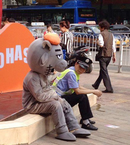 灰太狼你就不怕警察叔叔抓你吗？