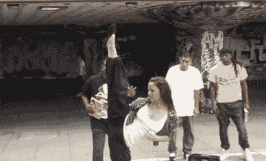 姑娘，你这动作这真是太漂亮了，一般人可做不到，是个练家子