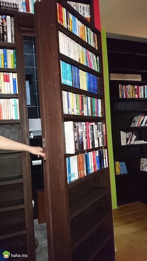 岛国一小哥在书店看书，感觉尿急遂问店员 小哥：“请问卫生间在哪？” 店员：“有点不太好找，我带你去吧，在这里...” 小哥：“？？？？？”