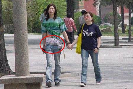 这哥们这样穿低腰裤