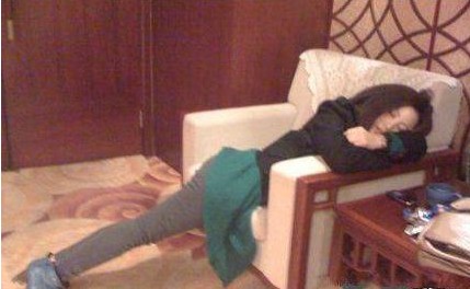 睡姿好独特的美女