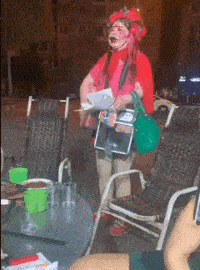 穿成这样都是为了生活，不然谁听我唱歌啊，所以谁也别看不起谁。