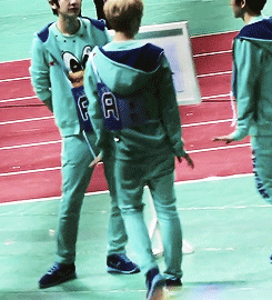 鹿晗最新动态GIF：感觉下一季的跑男鹿晗要承包笑点