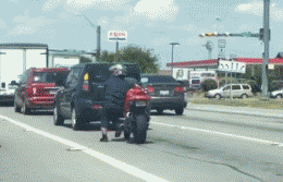 谁说身高不够就不能骑摩托的，大哥这不照样骑的稳稳的