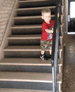 熊孩子，你还是体质差呀！剩一个台阶又给摔了